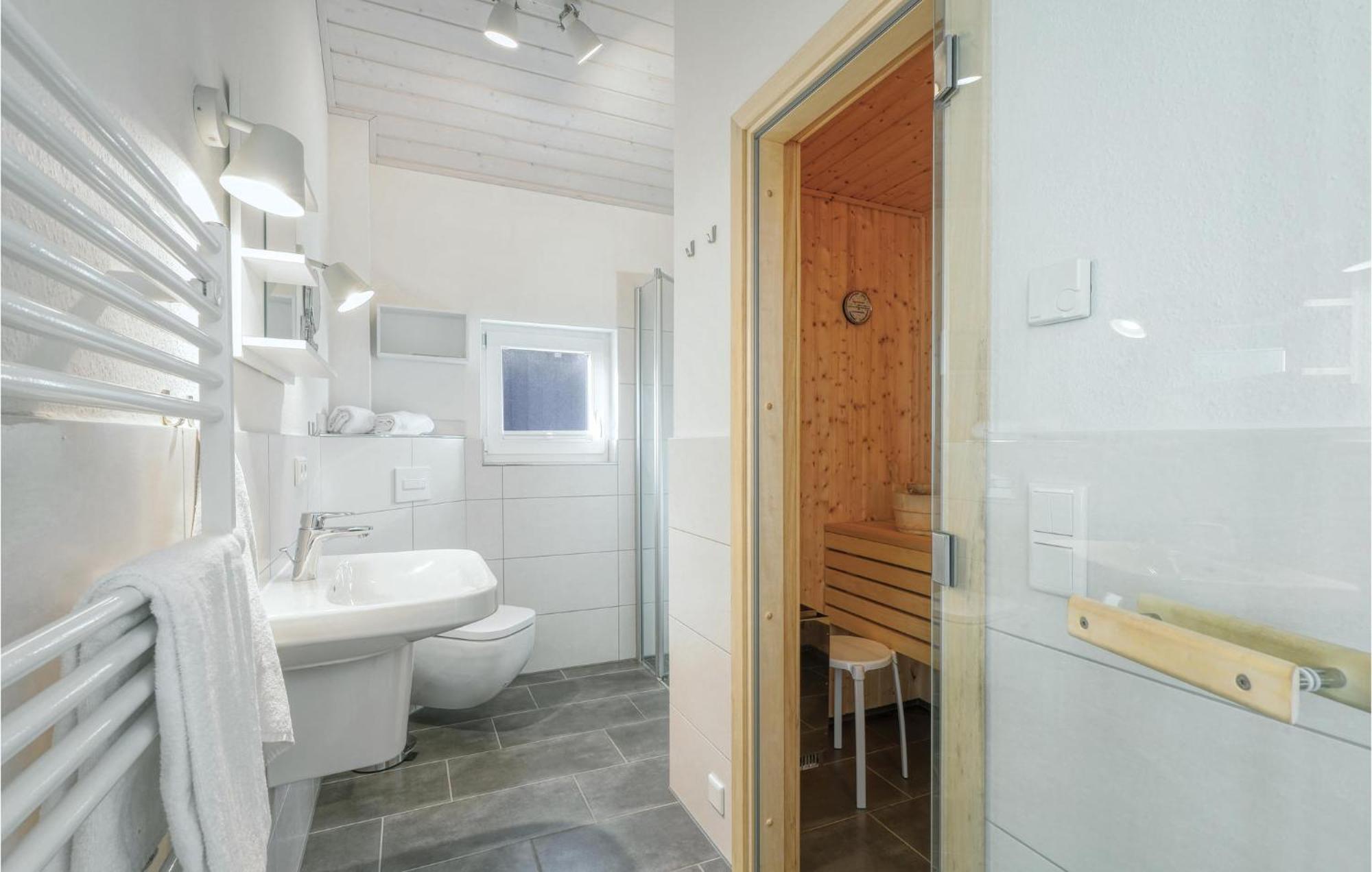 Stunning Home In Krems Ii-Warderbrueck With Wifi Gols Extérieur photo